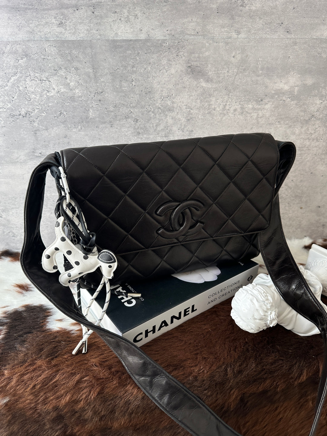 CHANEL So Black Quilted Crossbody Bag 🖤｜So Black Design × iPad-Friendly Capacity × With Sticker