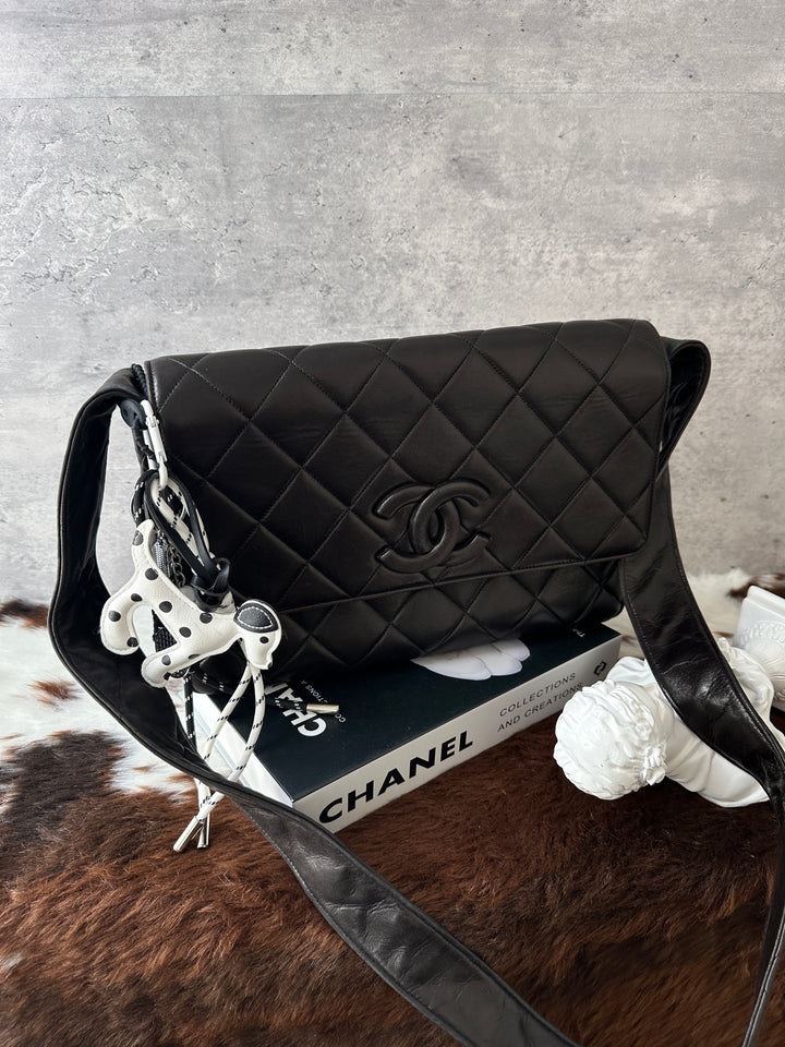 CHANEL So Black Quilted Crossbody Bag 🖤｜So Black Design × iPad-Friendly Capacity × With Sticker