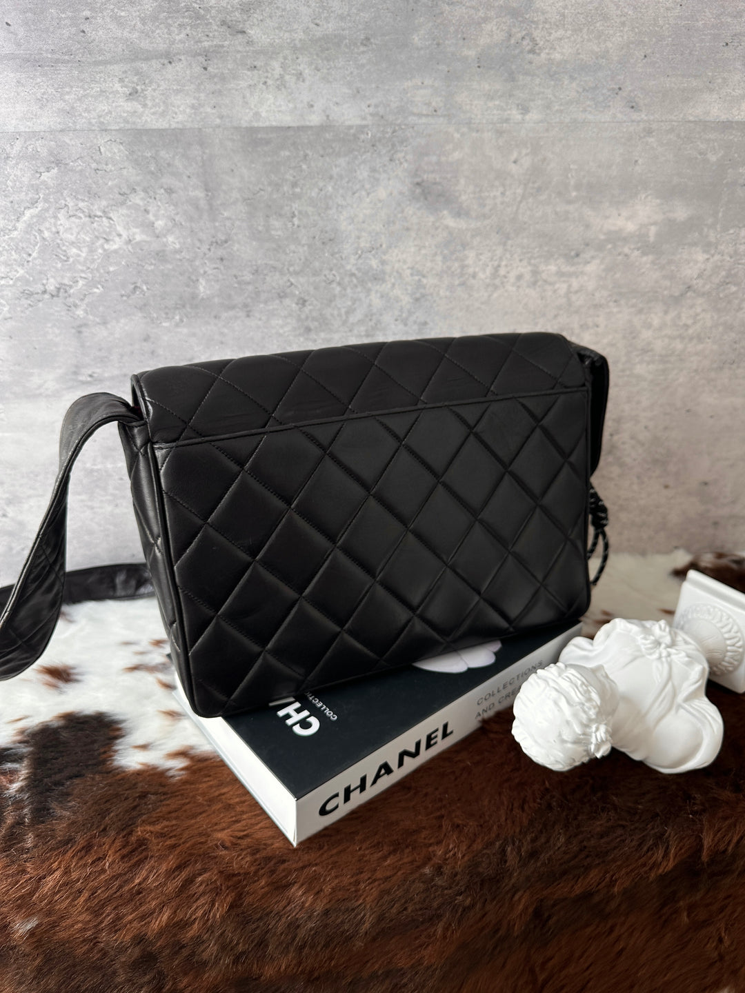 CHANEL So Black Quilted Crossbody Bag 🖤｜So Black Design × iPad-Friendly Capacity × With Sticker