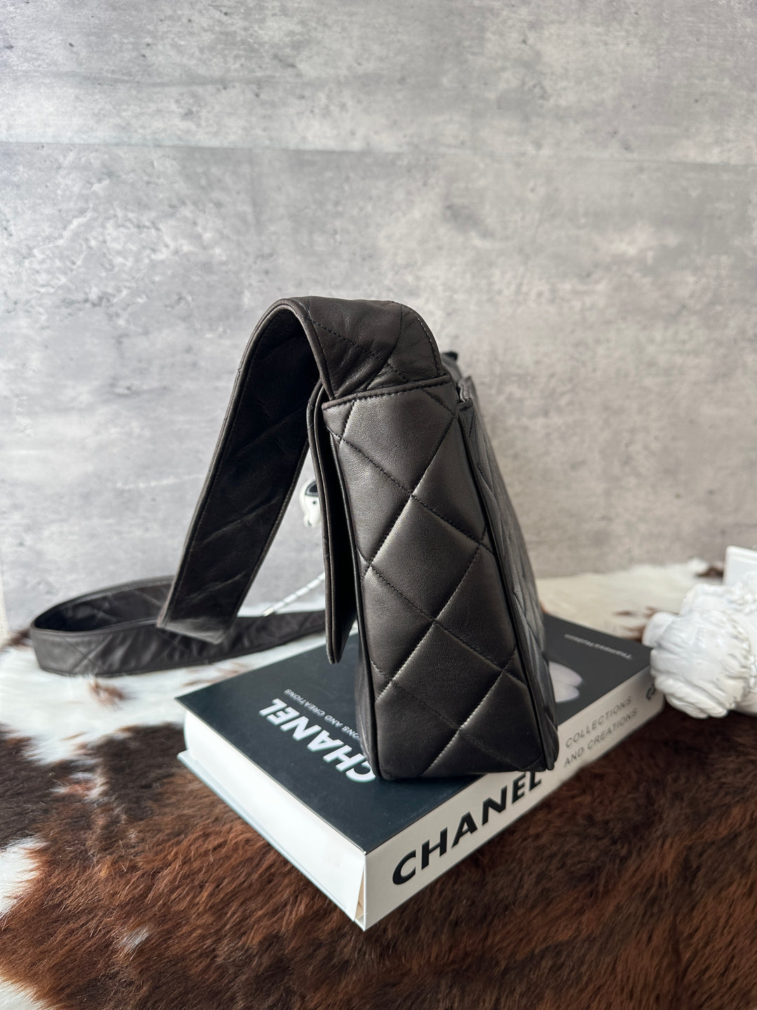 CHANEL So Black Quilted Crossbody Bag 🖤｜So Black Design × iPad-Friendly Capacity × With Sticker