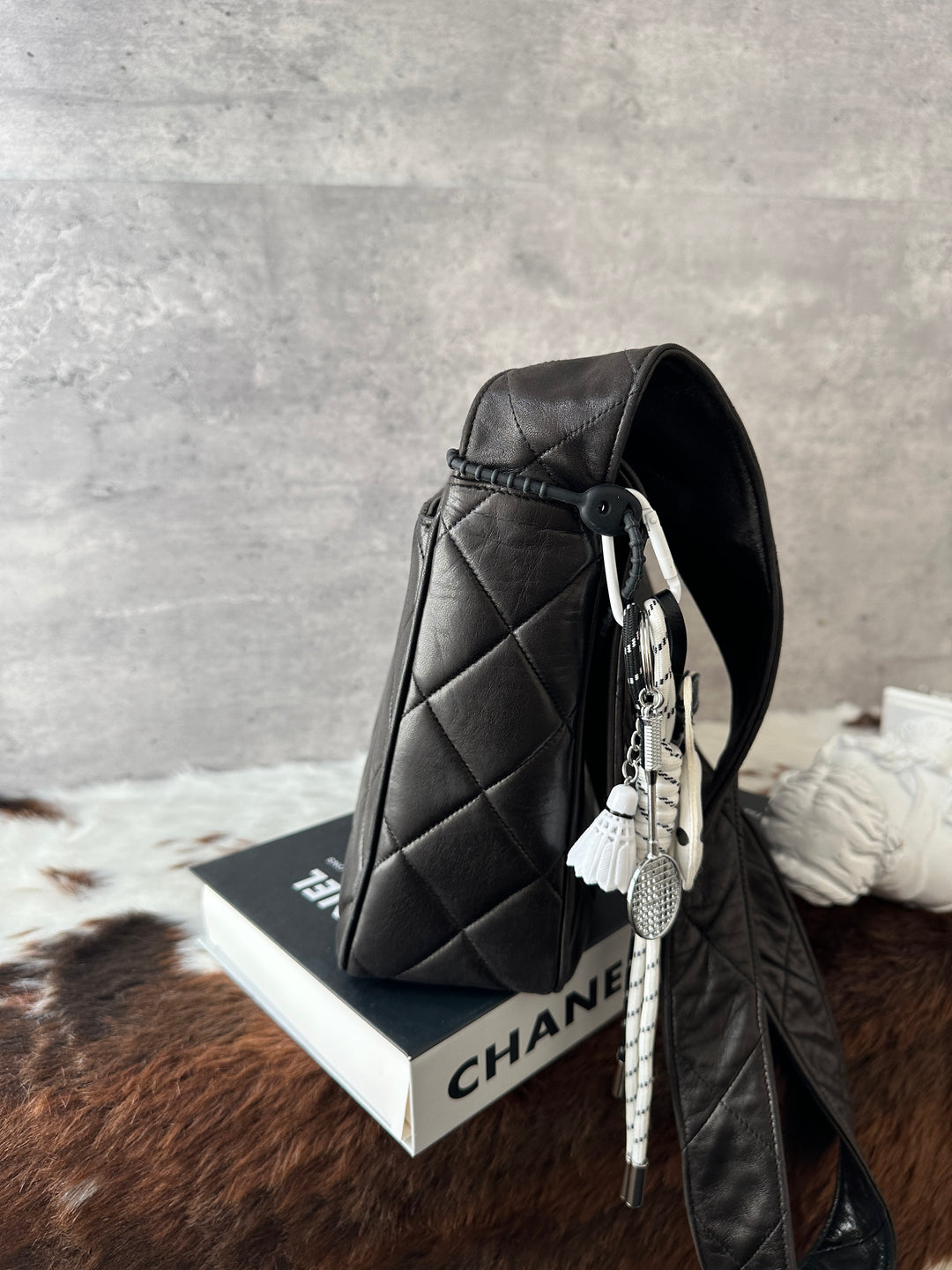 CHANEL So Black Quilted Crossbody Bag 🖤｜So Black Design × iPad-Friendly Capacity × With Sticker