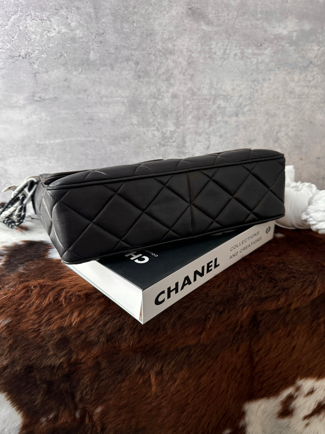 CHANEL So Black Quilted Crossbody Bag 🖤｜So Black Design × iPad-Friendly Capacity × With Sticker