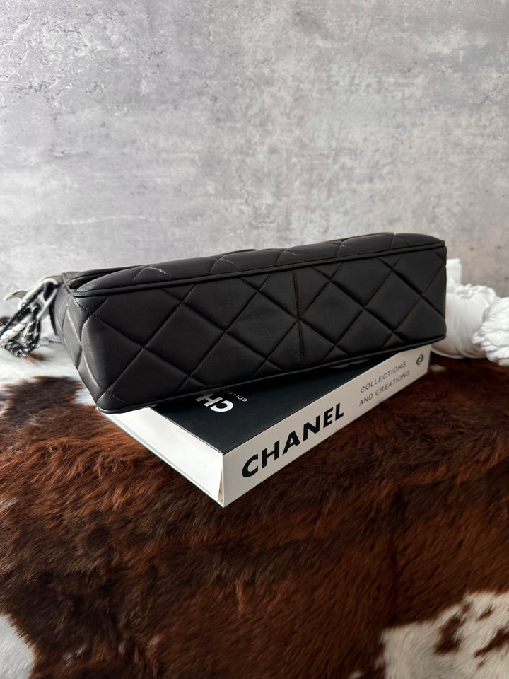 CHANEL So Black Quilted Crossbody Bag 🖤｜So Black Design × iPad-Friendly Capacity × With Sticker