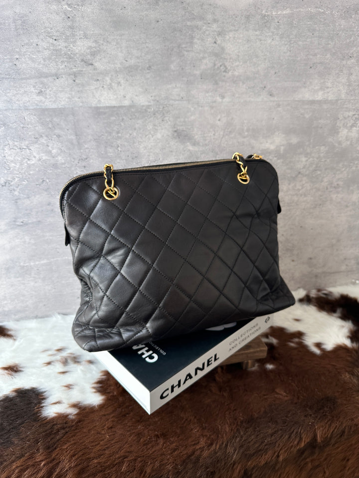 CHANEL Vintage Quilted Chain Shoulder Tote Bag 🖤｜CC Turn-Lock Pocket × Logo Zip Pull × Classic Chain Straps