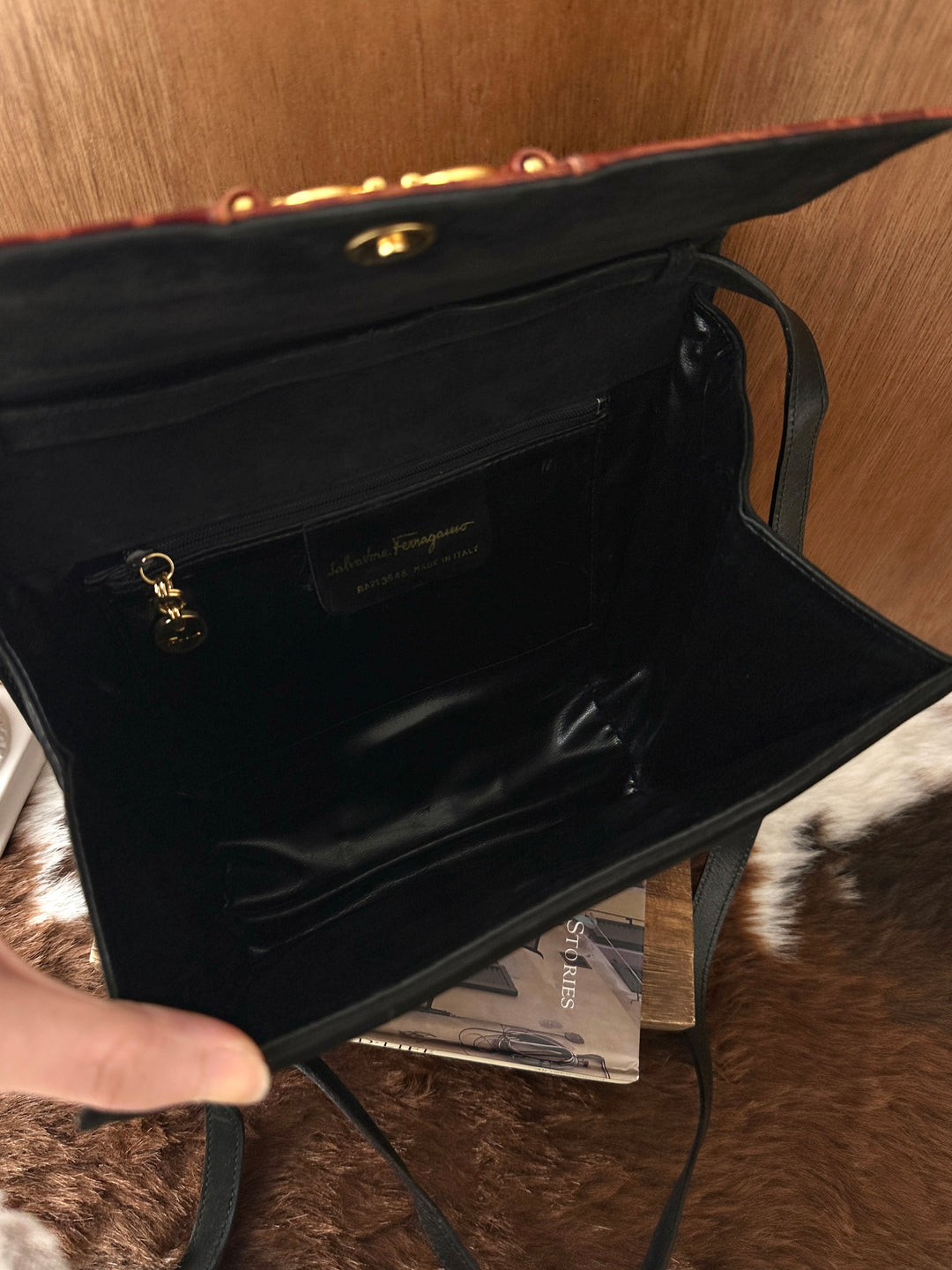 Ferragamo Gancini Crossbody Bag 🖤🤎｜Suede & Croc-Embossed Leather × Gold Gancini × Everyday Versatility