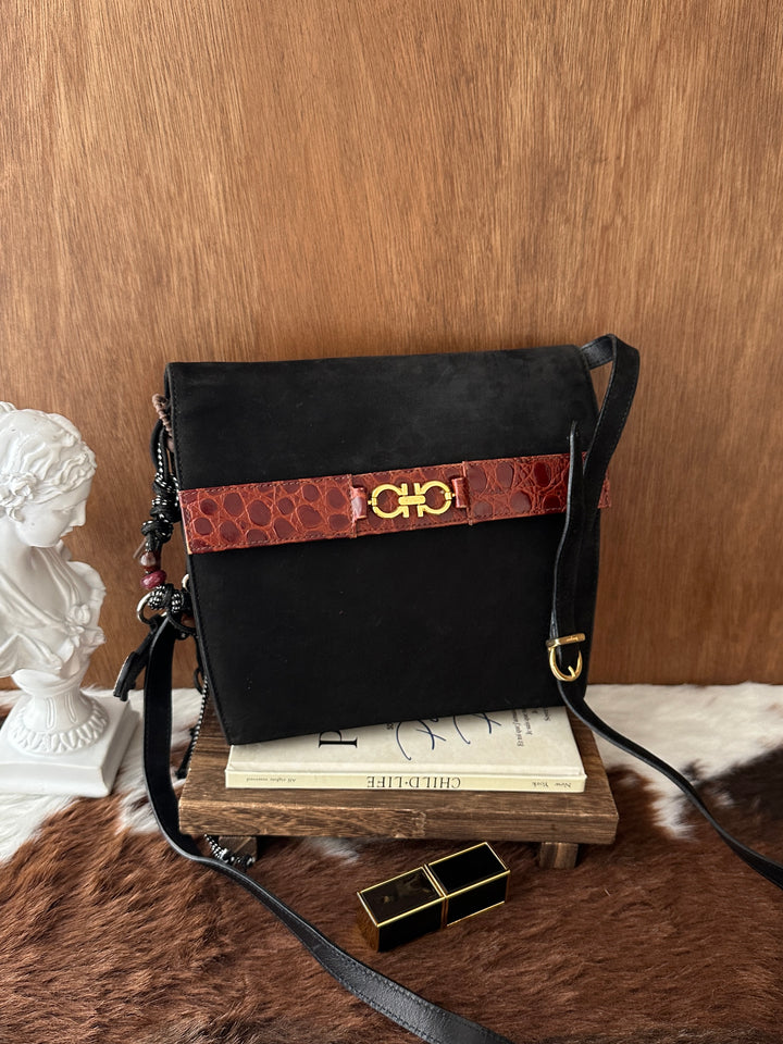 Ferragamo Gancini Crossbody Bag 🖤🤎｜Suede & Croc-Embossed Leather × Gold Gancini × Everyday Versatility