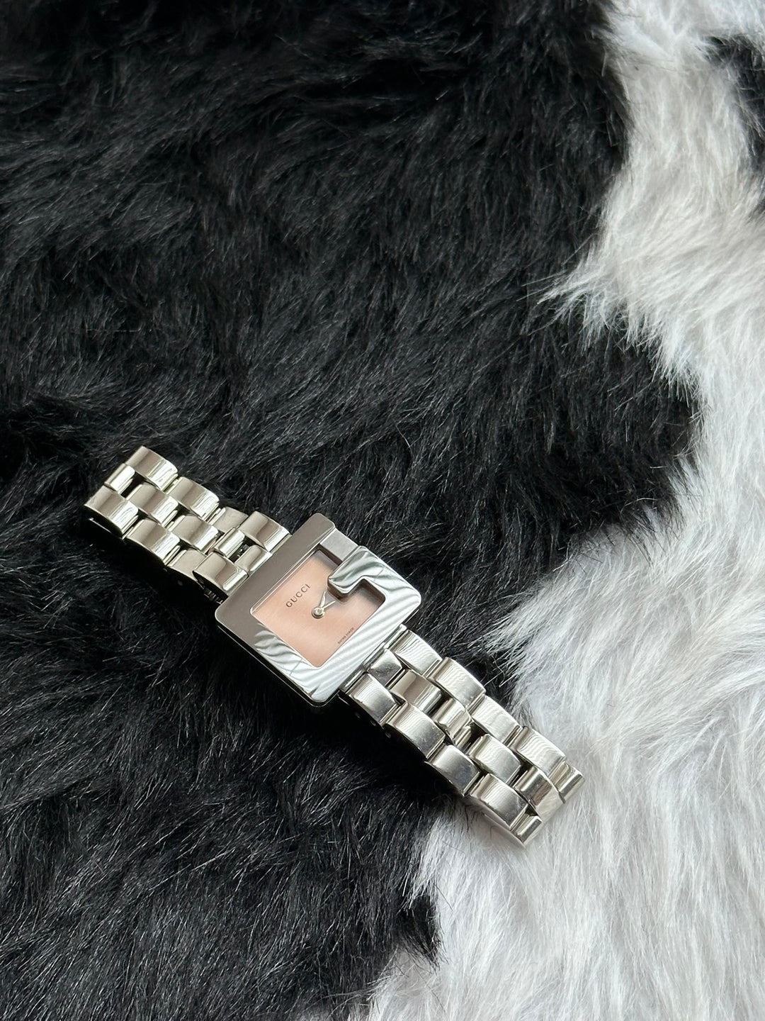 GUCCI G-Frame Square Watch ✨｜G-Shaped Case × Black-Silver Tone × Sleek Bracelet