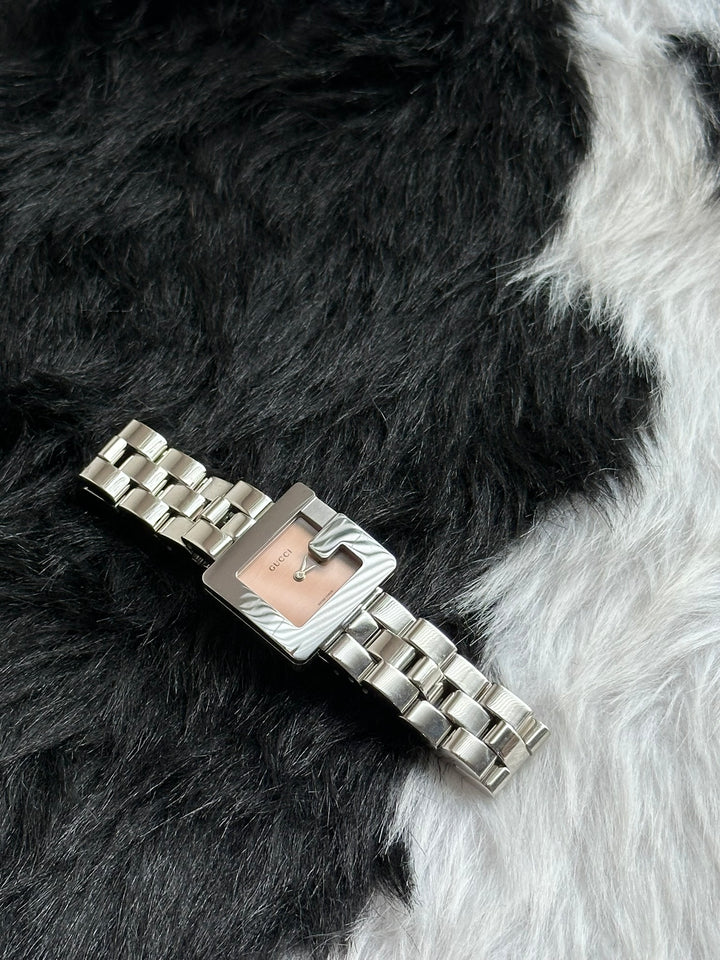 GUCCI G-Frame Square Watch ✨｜G-Shaped Case × Black-Silver Tone × Sleek Bracelet