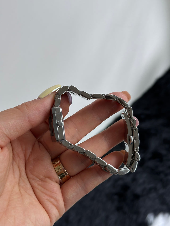 GUCCI G-Frame Square Watch ✨｜G-Shaped Case × Black-Silver Tone × Sleek Bracelet