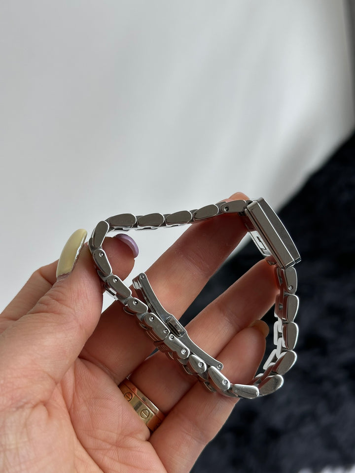 GUCCI G-Frame Square Watch ✨｜G-Shaped Case × Black-Silver Tone × Sleek Bracelet