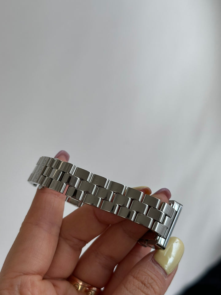 GUCCI G-Frame Square Watch ✨｜G-Shaped Case × Black-Silver Tone × Sleek Bracelet