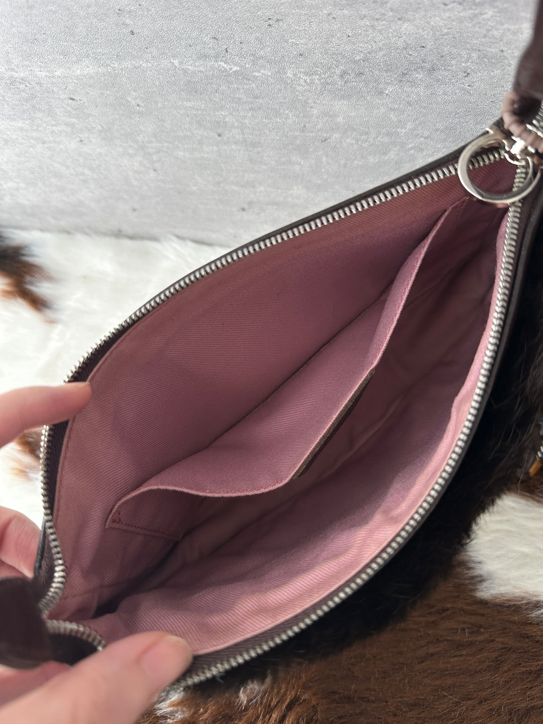 Ferragamo Hot Chocolate Rabbit Fur Baguette Shoulder Bag 🤎｜Soft Fur Texture × Leather Trim × Phone-Friendly Size