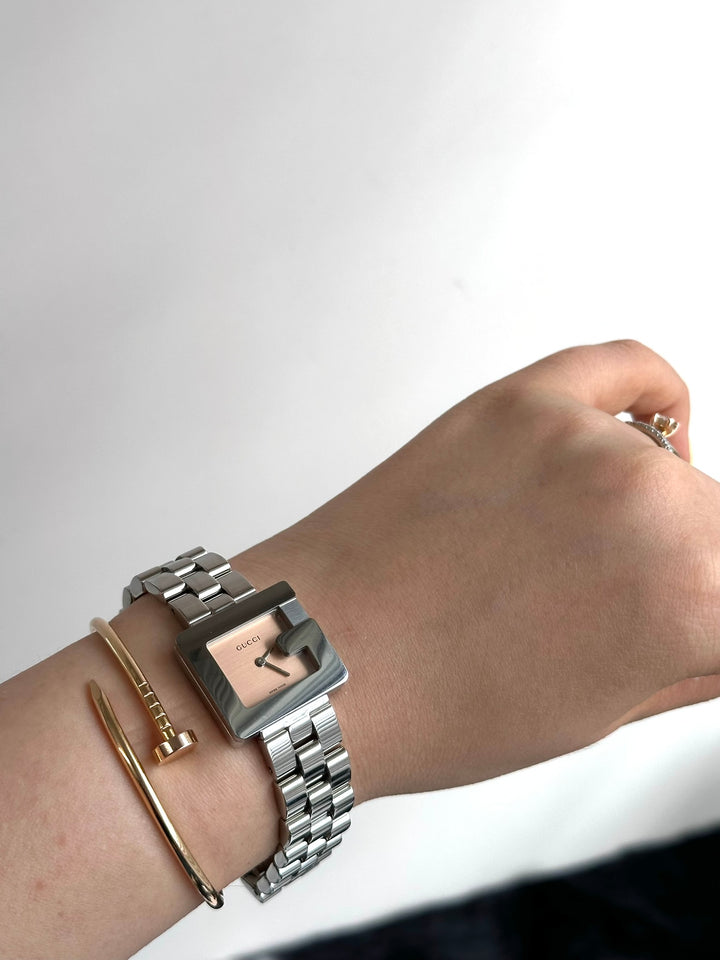 GUCCI G-Frame Square Watch ✨｜G-Shaped Case × Black-Silver Tone × Sleek Bracelet