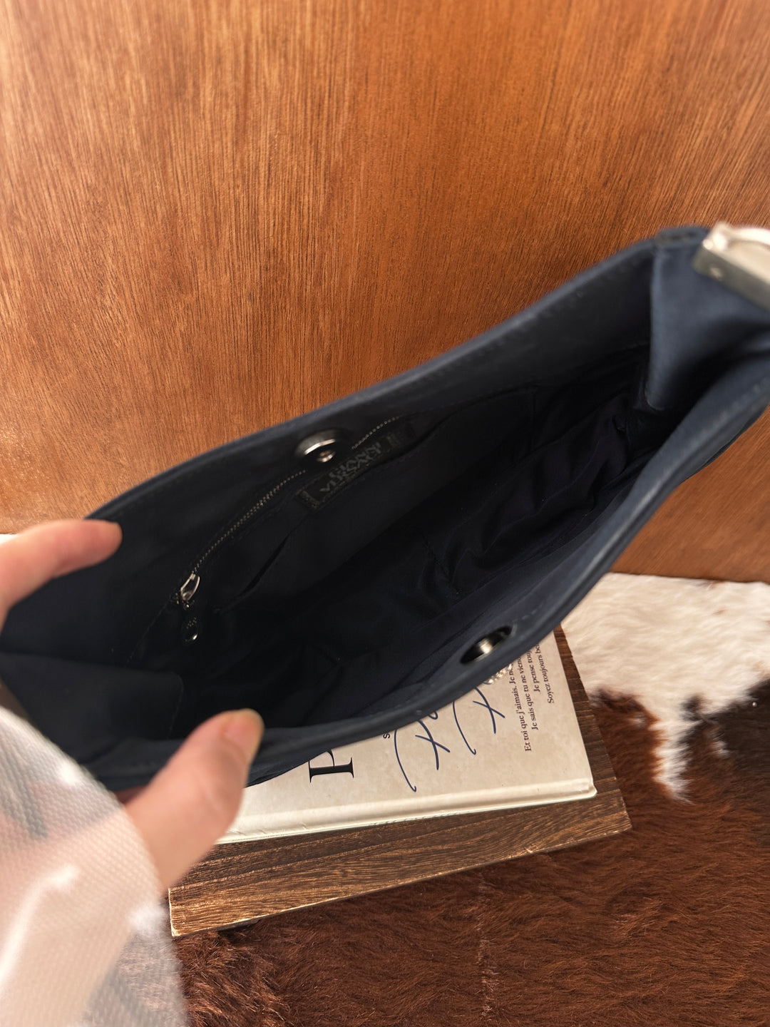 Versace Small Hobo Bag 💙🤍｜Navy Blue × Silver-Tone Handle × Compact Silhouette