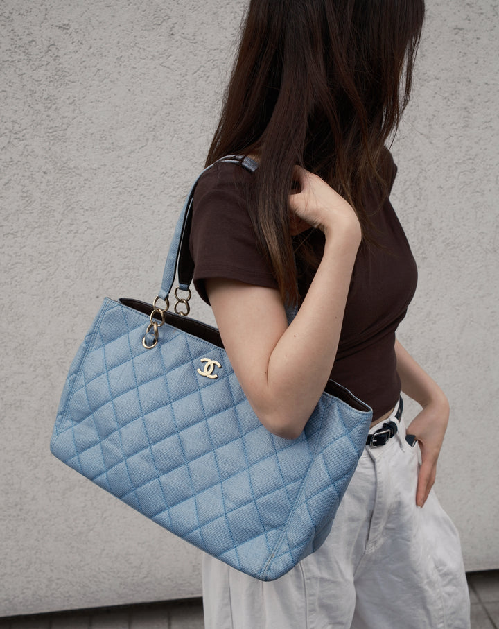 CHANEL Straw-Textured Quilted Tote Bag 💙｜Summer Blue Tone × Shoulder Carry × Practical Work Size