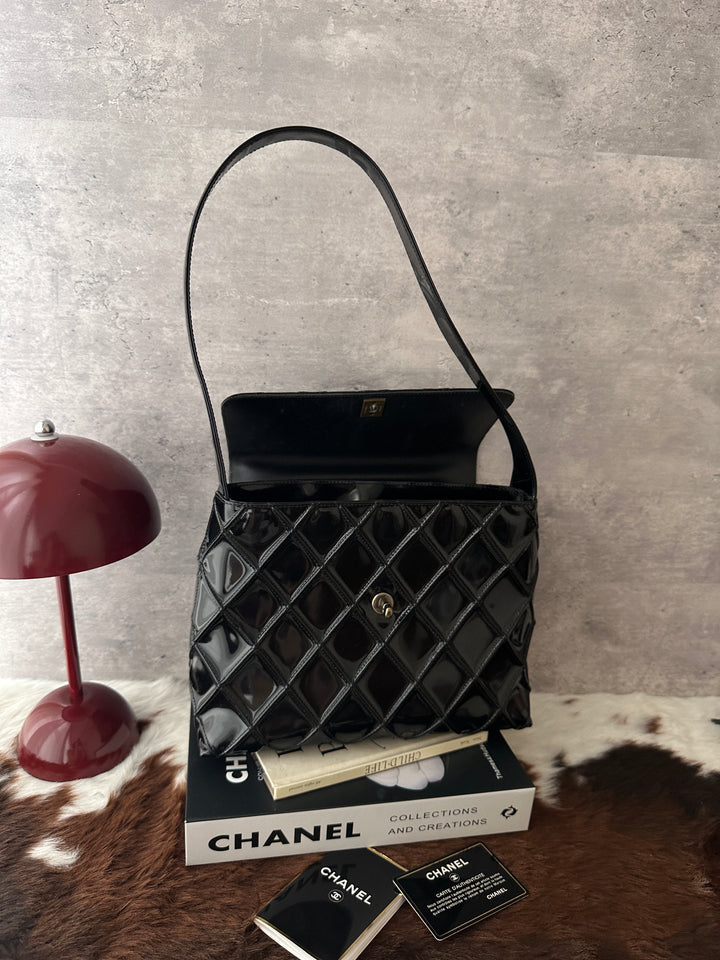 CHANEL Black Patent Waffle Shoulder Bag 🖤✨｜Glossy Patent Leather・Diamond Waffle・Vintage CC