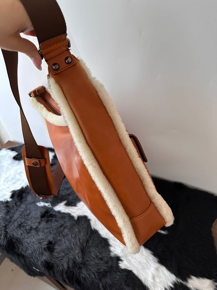 Ferragamo Shearling-Trim Messenger Bag ✨Utility Chic × Shearling Detail × Full Set