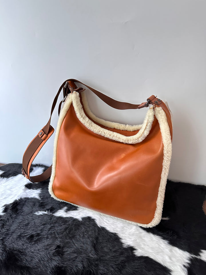 Ferragamo Shearling-Trim Messenger Bag ✨Utility Chic × Shearling Detail × Full Set