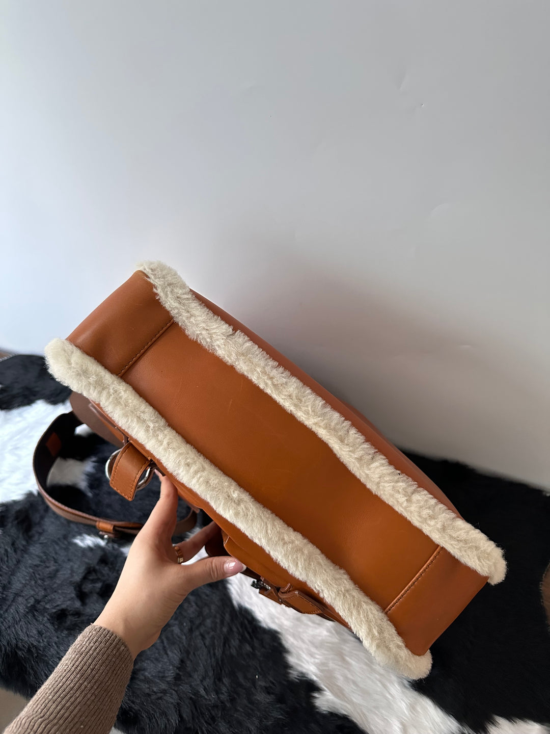 Ferragamo Shearling-Trim Messenger Bag ✨Utility Chic × Shearling Detail × Full Set