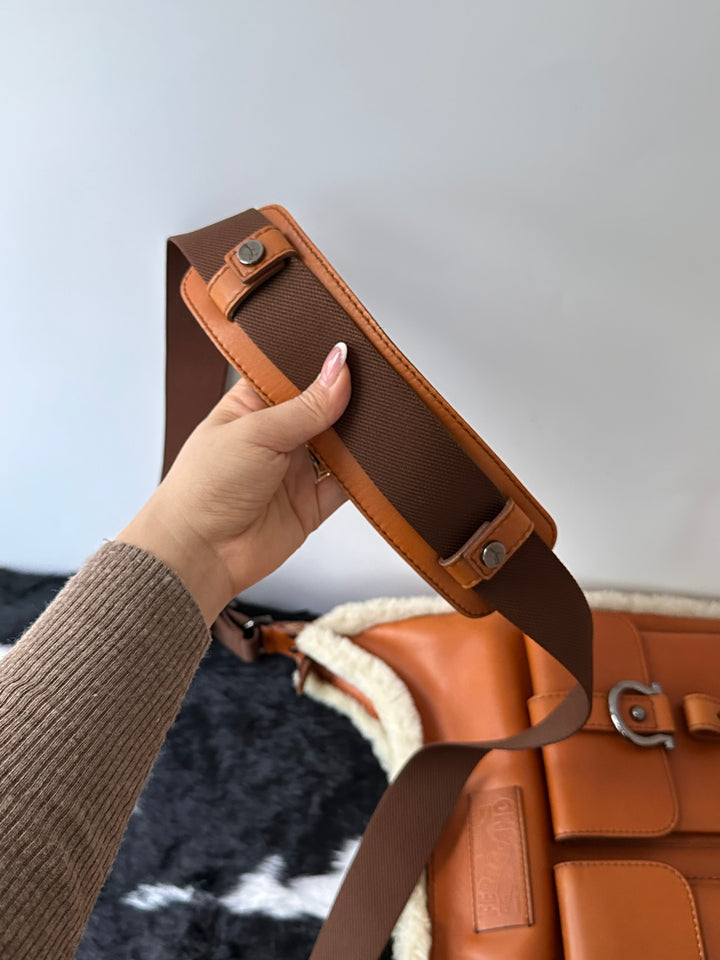 Ferragamo Shearling-Trim Messenger Bag ✨Utility Chic × Shearling Detail × Full Set