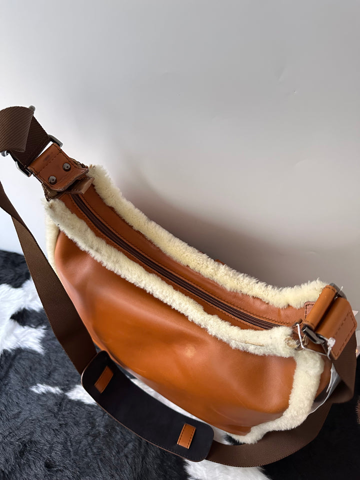 Ferragamo Shearling-Trim Messenger Bag ✨Utility Chic × Shearling Detail × Full Set