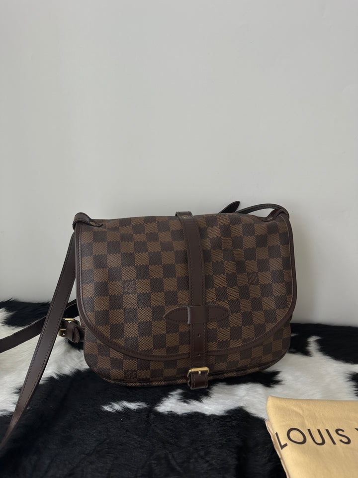 Louis Vuitton Damier Saumur 30 Brown PVC Leather 🤎｜Damier Ebene Canvas × Saddle Messenger Shape × Practical Everyday Capacity✨