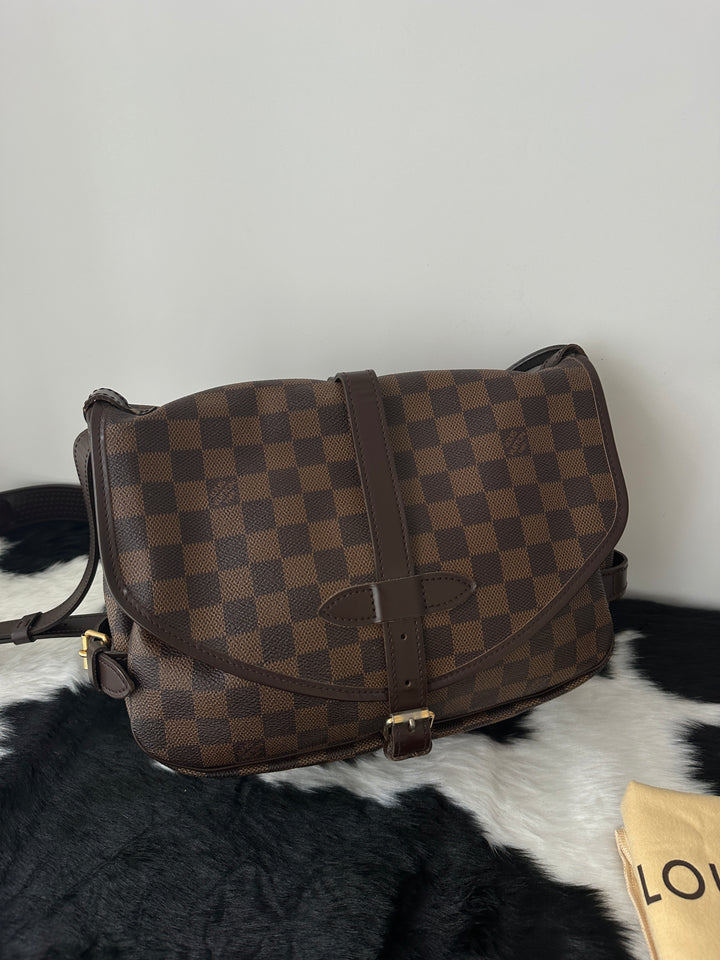 Louis Vuitton Damier Saumur 30 Brown PVC Leather 🤎｜Damier Ebene Canvas × Saddle Messenger Shape × Practical Everyday Capacity✨