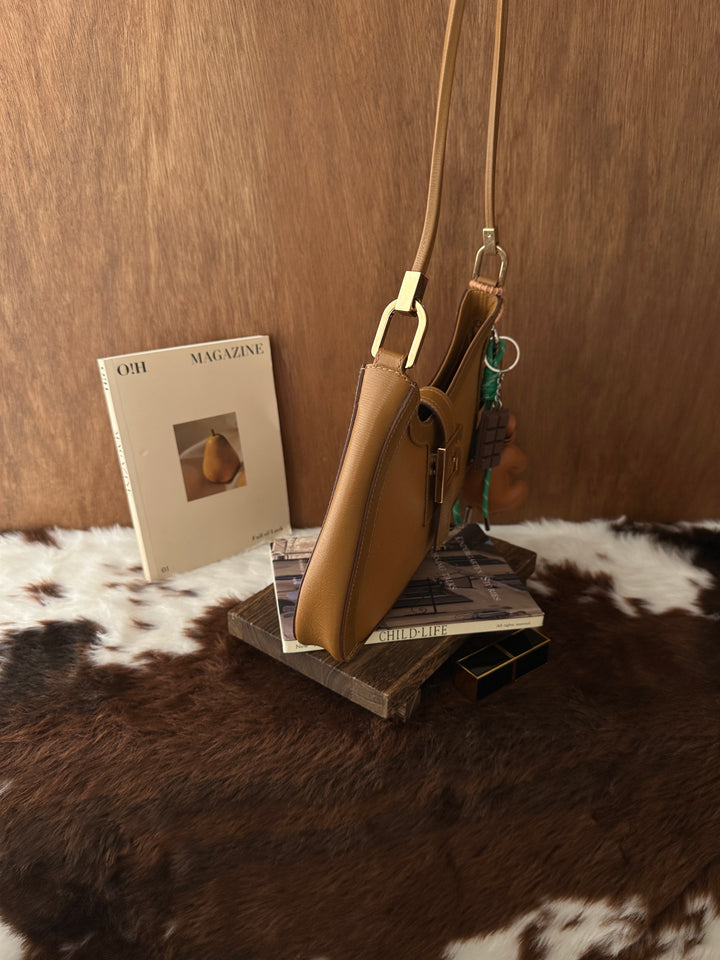 GUCCI Caramel Half-Moon Shoulder Bag 🤎✨｜Gold G Buckle・Vintage Shoulder Bag