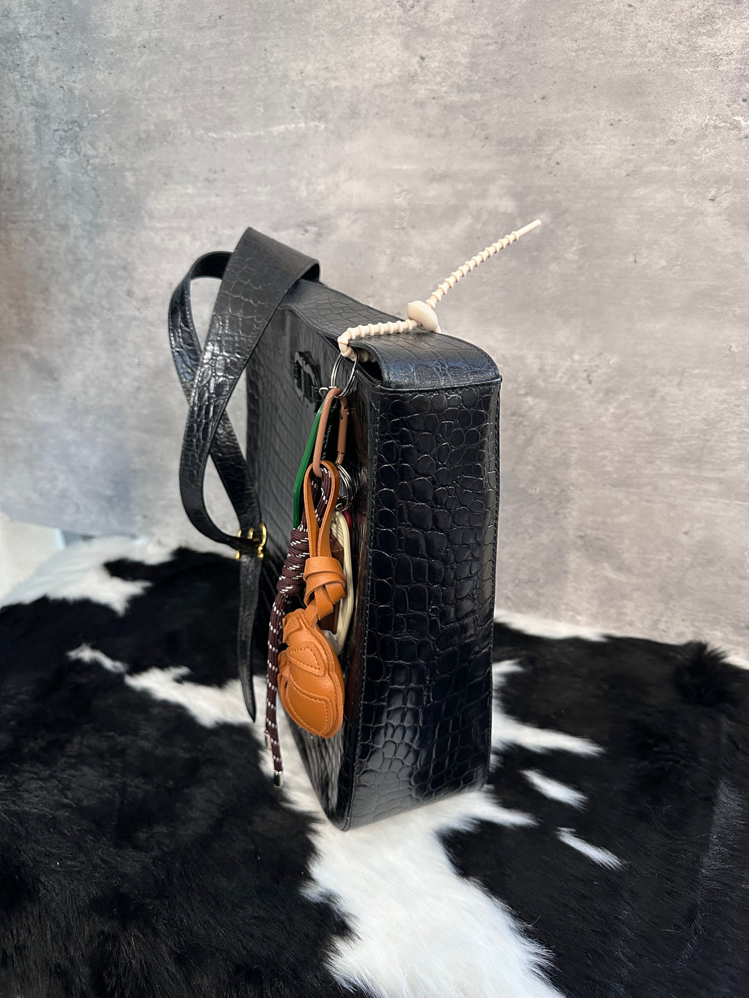 Ferragamo Croc-Embossed Hobo Shoulder Bag ✨Iconic Horseshoe Hardware × Sleek Silhouette × Everyday Function