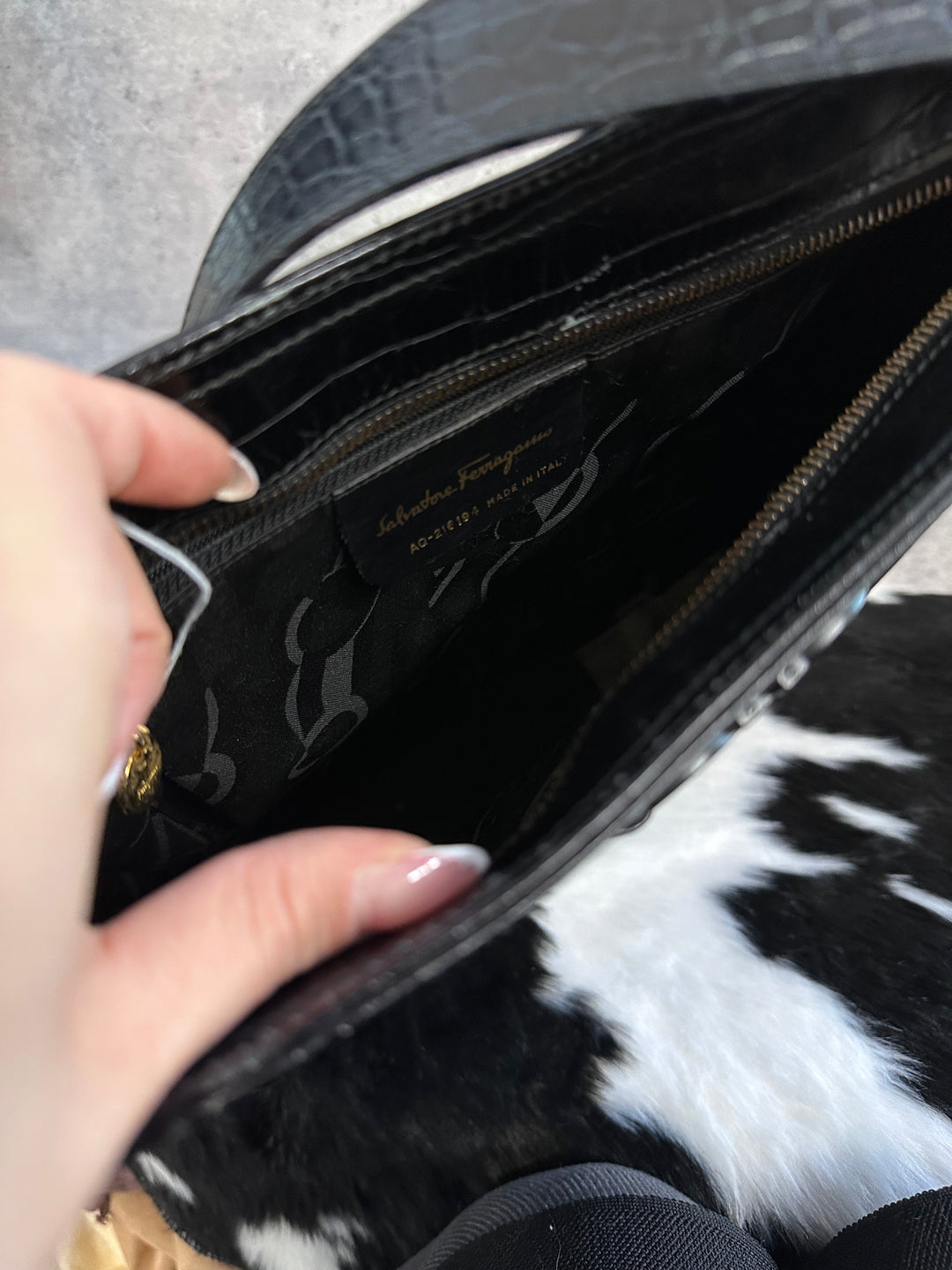 Ferragamo Croc-Embossed Hobo Shoulder Bag ✨Iconic Horseshoe Hardware × Sleek Silhouette × Everyday Function