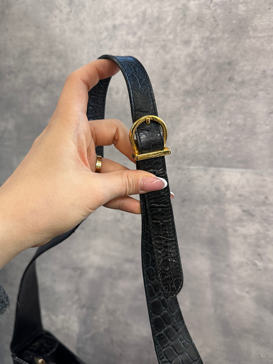 Ferragamo Croc-Embossed Hobo Shoulder Bag ✨Iconic Horseshoe Hardware × Sleek Silhouette × Everyday Function