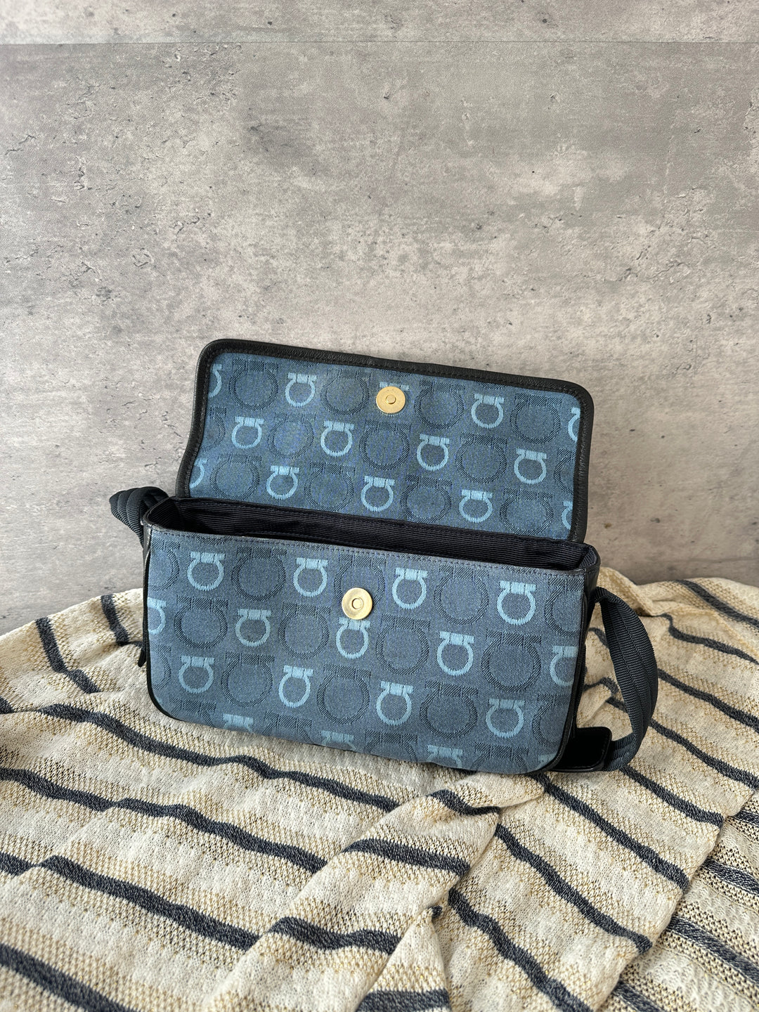 Ferragamo Monogram Baguette Hobo Shoulder Bag 💙🖤｜Blue Monogram × Gancini Buckle × Easy Daily Style