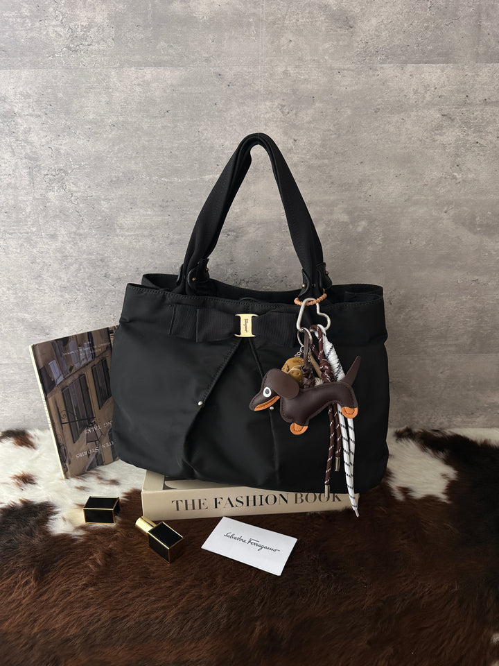 Ferragamo Vara Bow Nylon Tote Bag 🖤｜Iconic Bow Detail・Lightweight Nylon・Spacious Eve