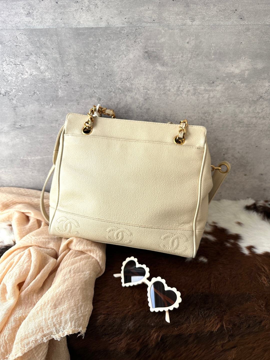 CHANEL Caviar Leather Cream Chain Tote Bag 🤍｜Rare Cream Colour × Gold Hardware × 8 CC Logo Details✨