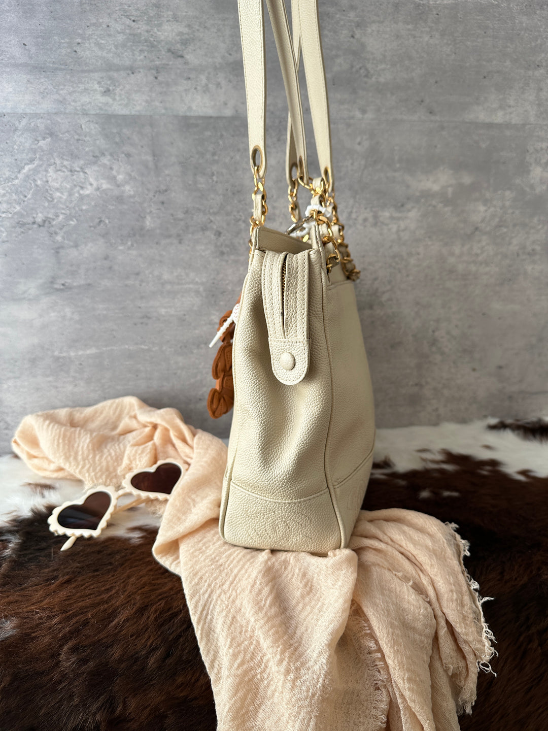 CHANEL Caviar Leather Cream Chain Tote Bag 🤍｜Rare Cream Colour × Gold Hardware × 8 CC Logo Details✨