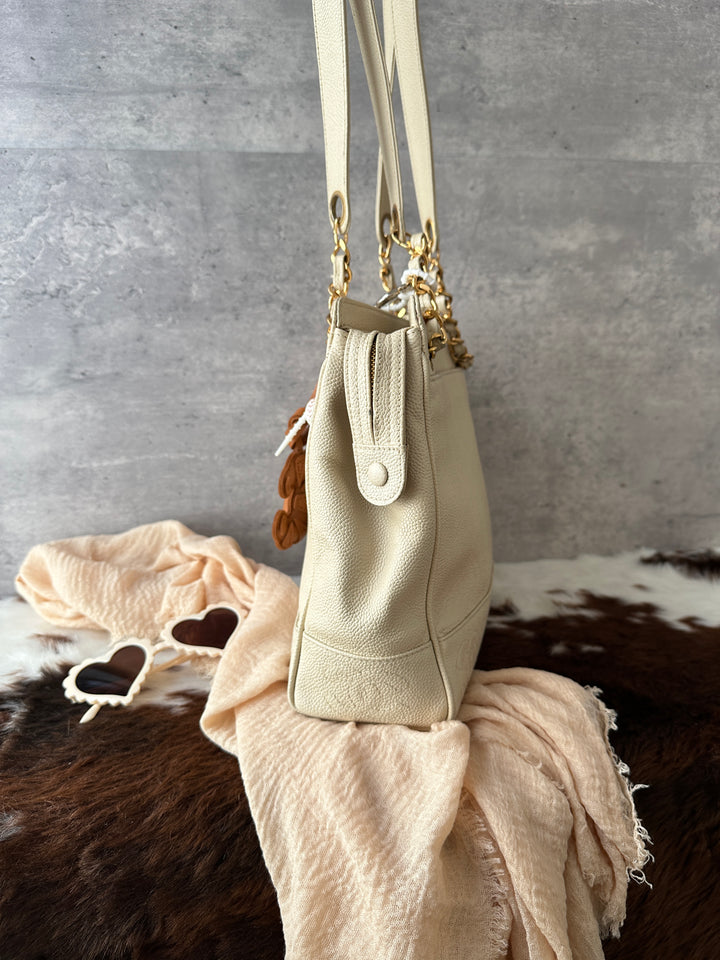 CHANEL Caviar Leather Cream Chain Tote Bag 🤍｜Rare Cream Colour × Gold Hardware × 8 CC Logo Details✨