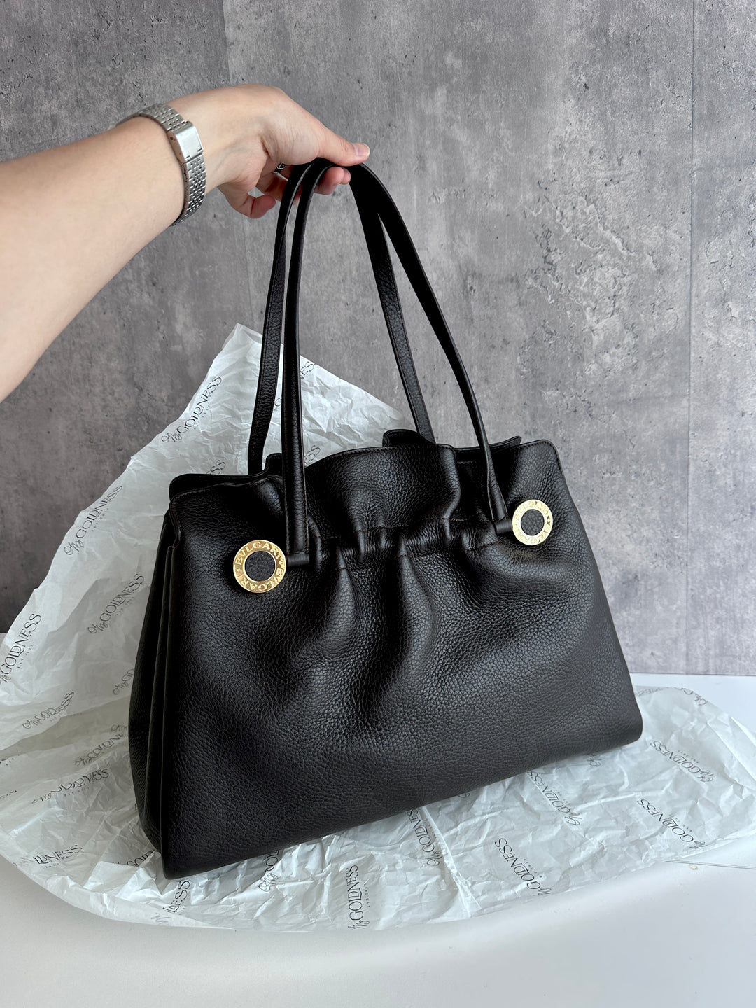 BVLGARI Black Leather Tote – Iconic Circle Charm × Sleek Shine 🖤 Structured Elegance Meets Everyday Function