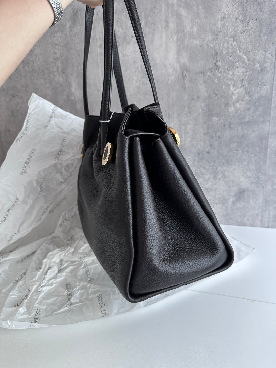 BVLGARI Black Leather Tote – Iconic Circle Charm × Sleek Shine 🖤 Structured Elegance Meets Everyday Function