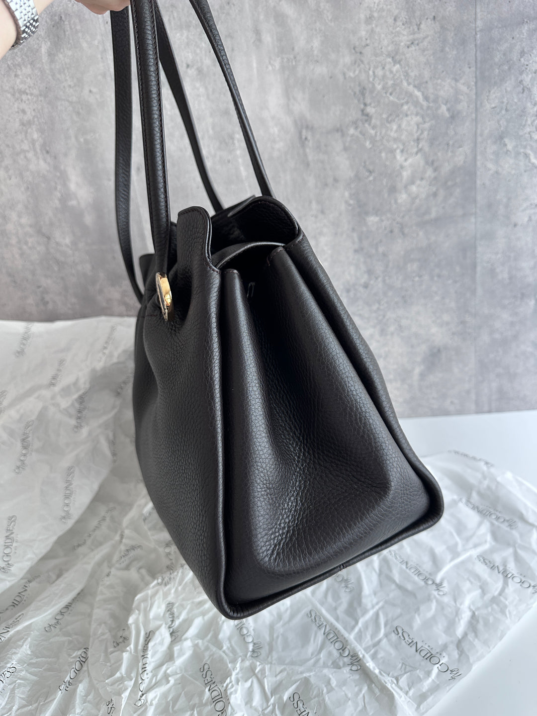 BVLGARI Black Leather Tote – Iconic Circle Charm × Sleek Shine 🖤 Structured Elegance Meets Everyday Function