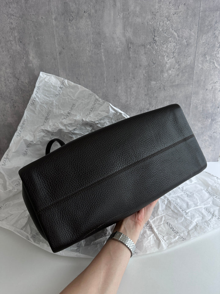 BVLGARI Black Leather Tote – Iconic Circle Charm × Sleek Shine 🖤 Structured Elegance Meets Everyday Function