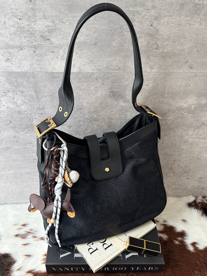 Versace Medusa Pattern Leather-Trim Hobo Bag 🖤｜Rare Vintage Feel × Subtle Medusa Pattern × Lightweight Daily Style