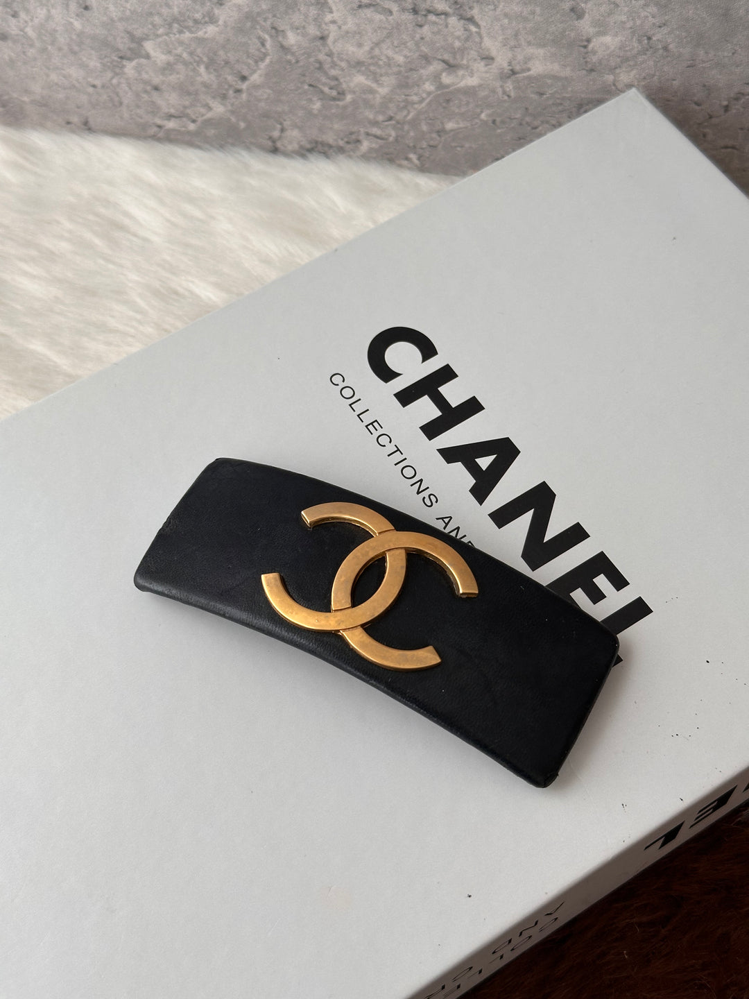 Chanel Oversized CC Hair Clip 🖤✨｜Gold-Tone CC × Black Leather × Statement Design