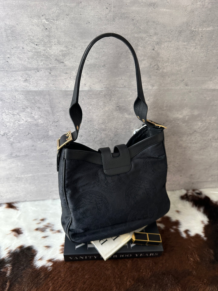 Versace Medusa Pattern Leather-Trim Hobo Bag 🖤｜Rare Vintage Feel × Subtle Medusa Pattern × Lightweight Daily Style