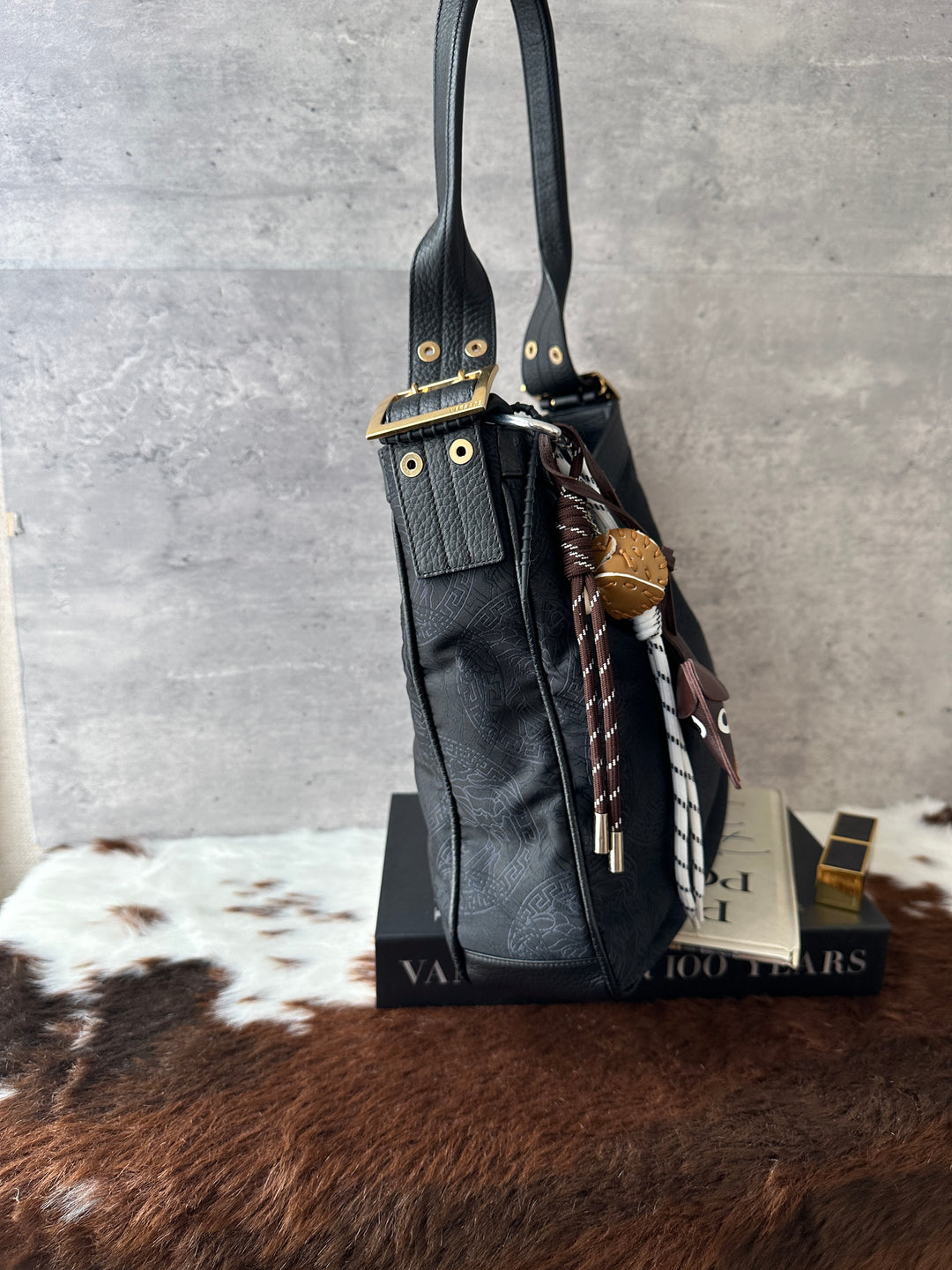 Versace Medusa Pattern Leather-Trim Hobo Bag 🖤｜Rare Vintage Feel × Subtle Medusa Pattern × Lightweight Daily Style