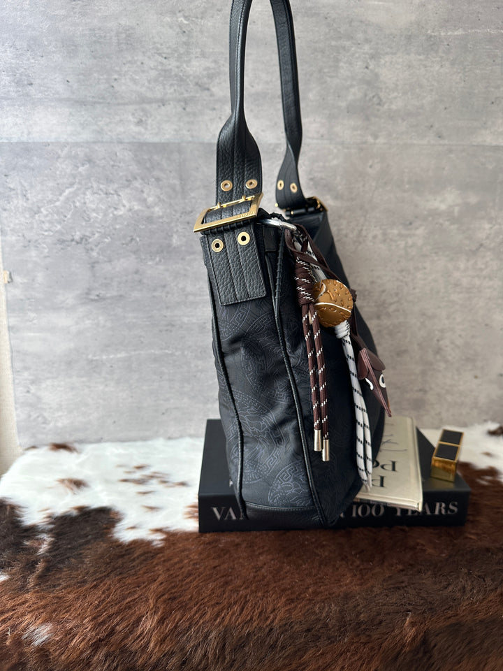 Versace Medusa Pattern Leather-Trim Hobo Bag 🖤｜Rare Vintage Feel × Subtle Medusa Pattern × Lightweight Daily Style