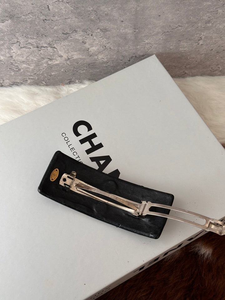 Chanel Oversized CC Hair Clip 🖤✨｜Gold-Tone CC × Black Leather × Statement Design