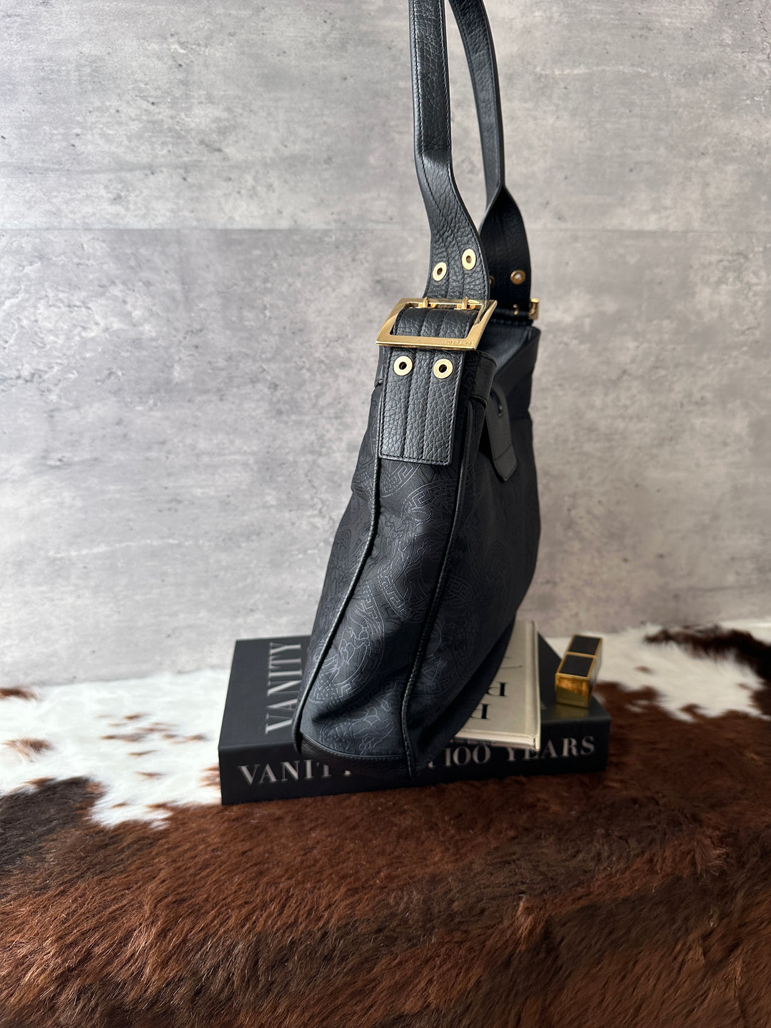 Versace Medusa Pattern Leather-Trim Hobo Bag 🖤｜Rare Vintage Feel × Subtle Medusa Pattern × Lightweight Daily Style