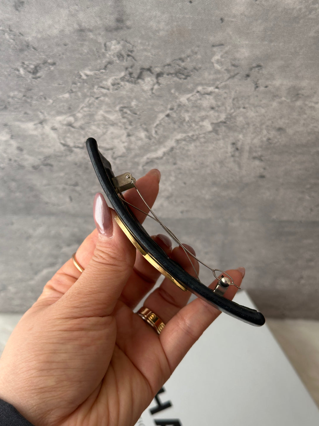 Chanel Oversized CC Hair Clip 🖤✨｜Gold-Tone CC × Black Leather × Statement Design