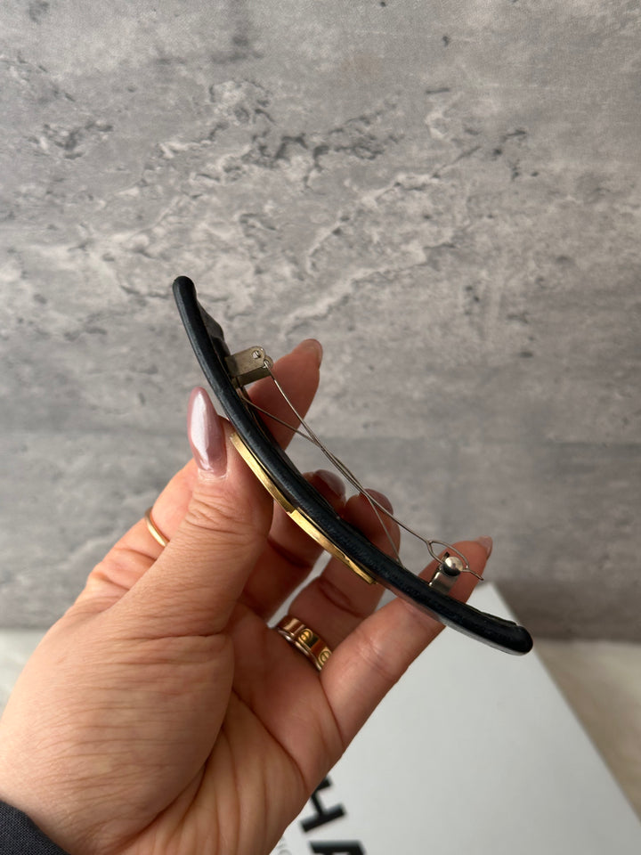 Chanel Oversized CC Hair Clip 🖤✨｜Gold-Tone CC × Black Leather × Statement Design