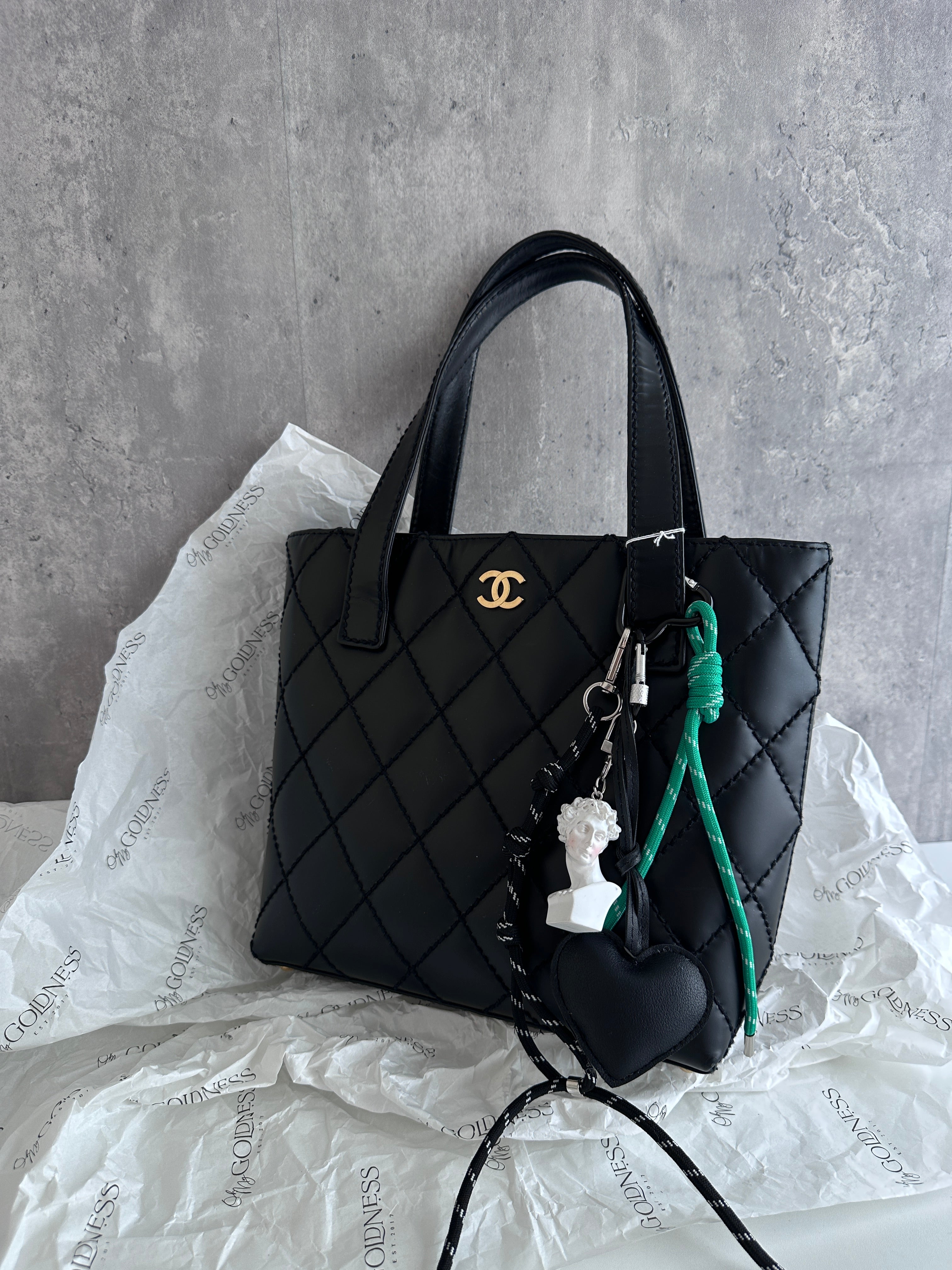 CHANEL So Black Vivian Tote – Gold CC × Shoulder-Friendly Top